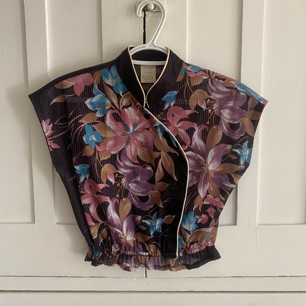 Vintage qipao / mandarin collar style button up top with floral print